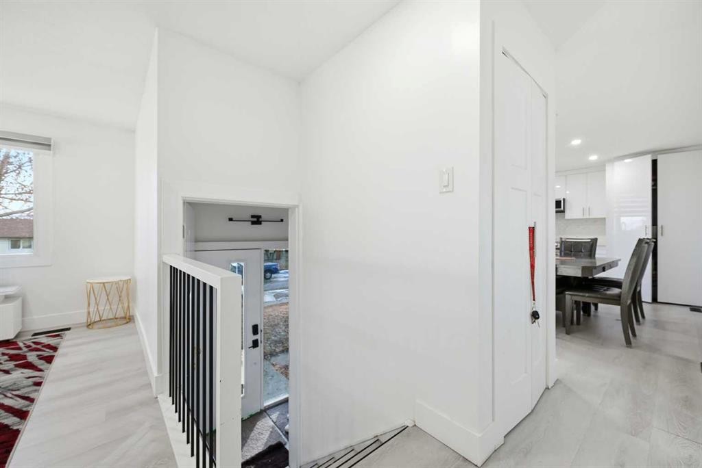 6120 18 Avenue Ne, Calgary, AB - Indoor Photo Showing Other Room