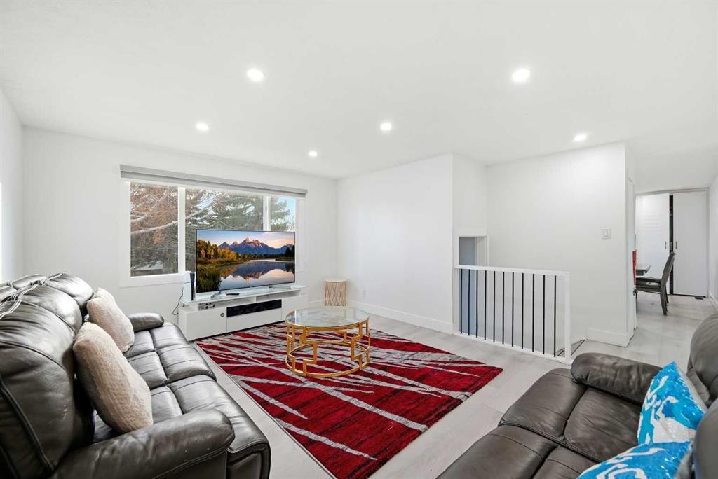 6120 18 Avenue Ne, Calgary, AB - Indoor Photo Showing Living Room