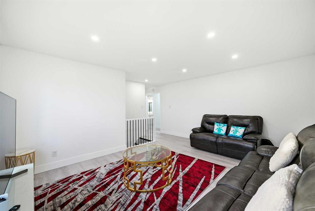 6120 18 Avenue Ne, Calgary, AB - Indoor Photo Showing Living Room