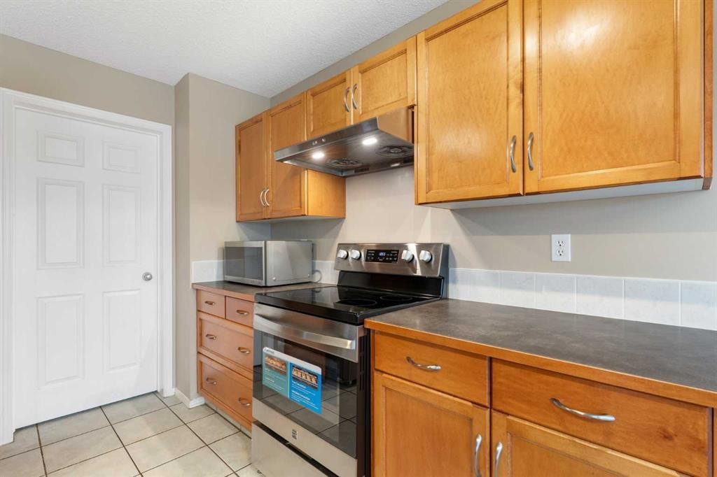 129 Evansbrooke Way Nw, Calgary, AB - Indoor Photo Showing Kitchen