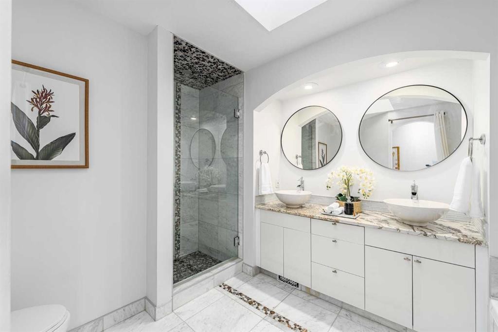 5503 Strathcona Hill Sw, Calgary, AB - Indoor Photo Showing Bathroom