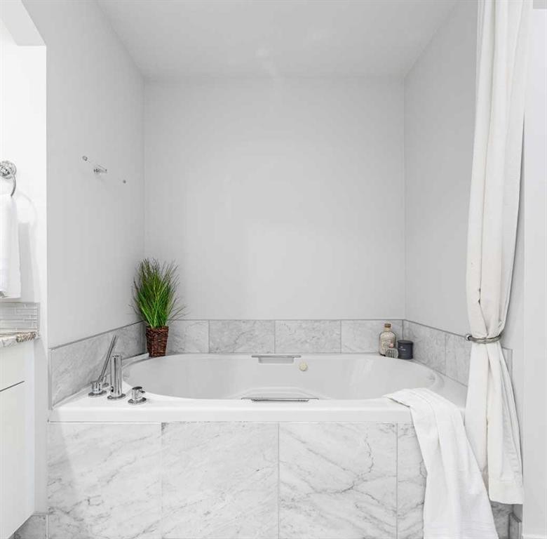 5503 Strathcona Hill Sw, Calgary, AB - Indoor Photo Showing Bathroom