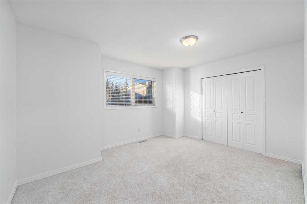 5503 Strathcona Hill Sw, Calgary, AB - Indoor Photo Showing Other Room