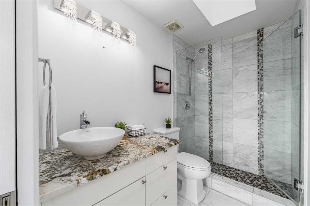 5503 Strathcona Hill Sw, Calgary, AB - Indoor Photo Showing Bathroom