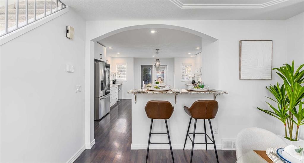 5503 Strathcona Hill Sw, Calgary, AB - Indoor Photo Showing Kitchen