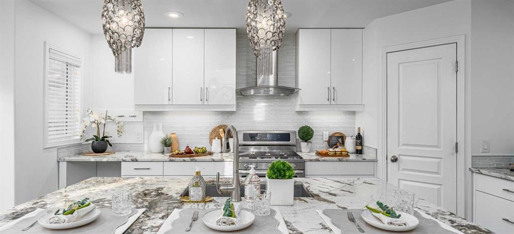 5503 Strathcona Hill Sw, Calgary, AB - Indoor Photo Showing Other Room