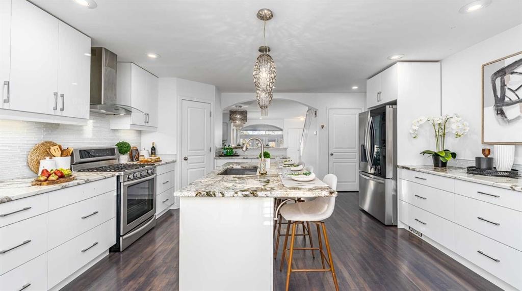5503 Strathcona Hill Sw, Calgary, AB - Indoor Photo Showing Kitchen With Upgraded Kitchen
