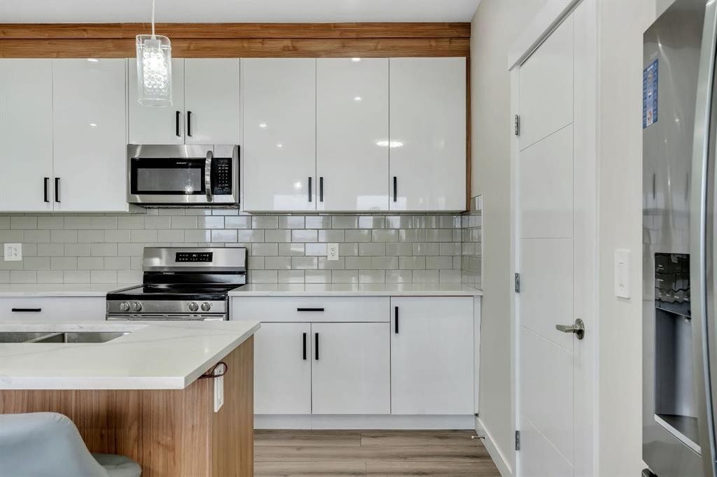 1222 Westmount Drive, Strathmore, AB - Indoor Photo Showing Kitchen With Double Sink With Upgraded Kitchen