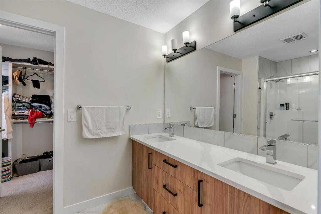 1222 Westmount Drive, Strathmore, AB - Indoor Photo Showing Bathroom