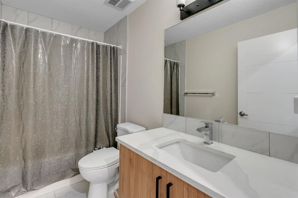 1222 Westmount Drive, Strathmore, AB - Indoor Photo Showing Bathroom