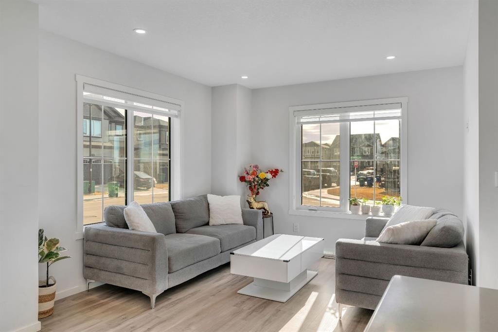 4 Southwinds Gate Sw, Airdrie, AB - Indoor Photo Showing Living Room