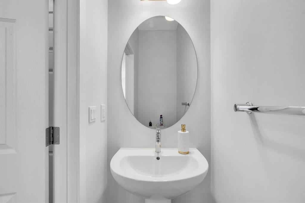 4 Southwinds Gate Sw, Airdrie, AB - Indoor Photo Showing Bathroom