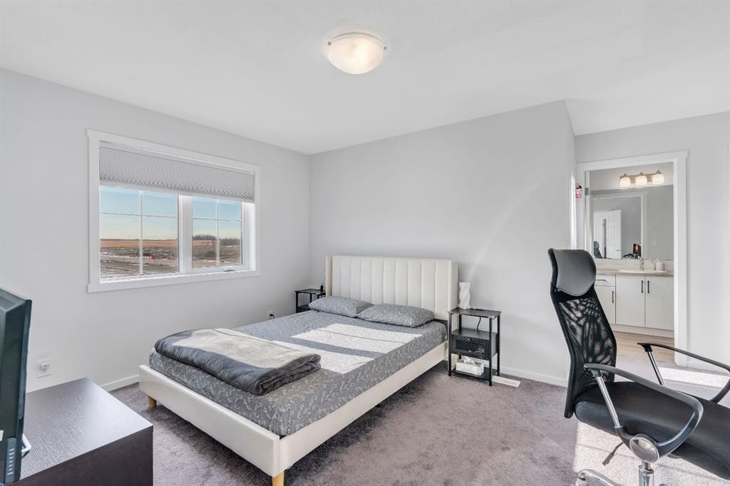 4 Southwinds Gate Sw, Airdrie, AB - Indoor Photo Showing Bedroom