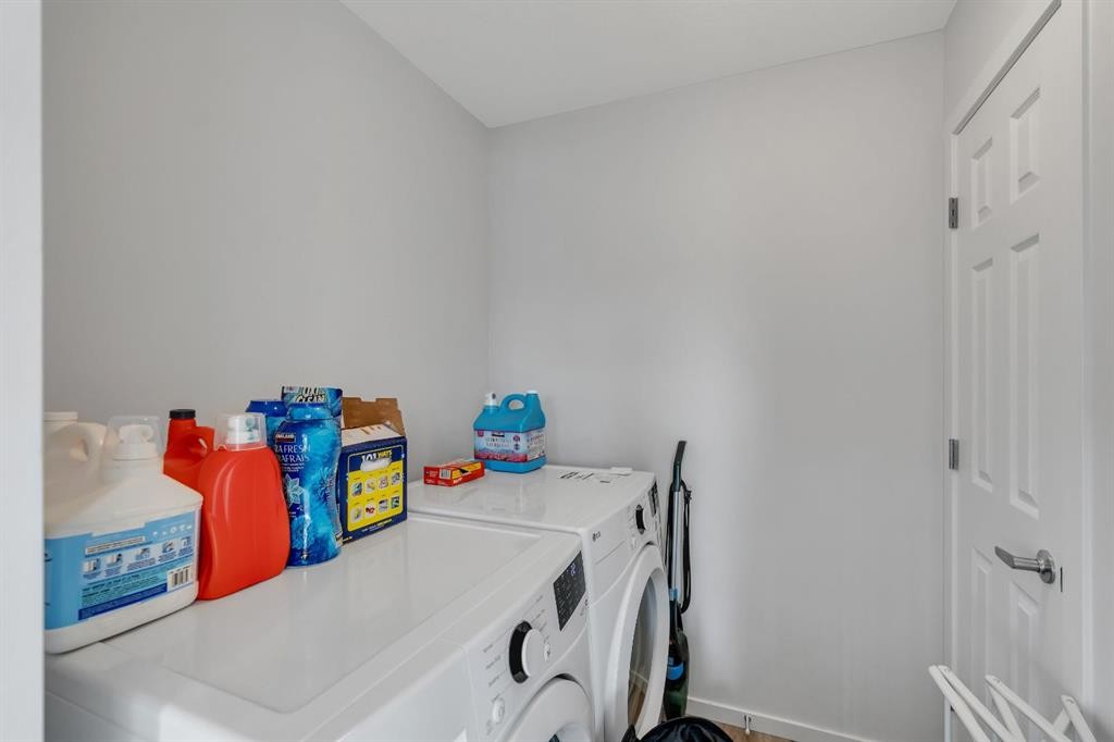 4 Southwinds Gate Sw, Airdrie, AB - Indoor Photo Showing Laundry Room