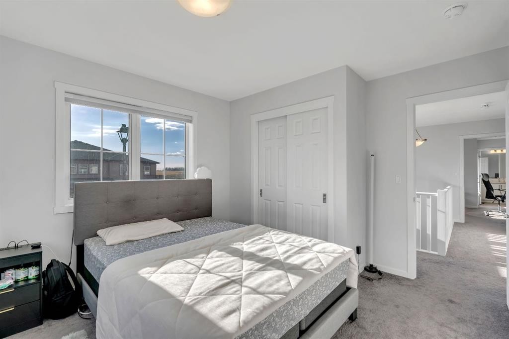 4 Southwinds Gate Sw, Airdrie, AB - Indoor Photo Showing Bedroom