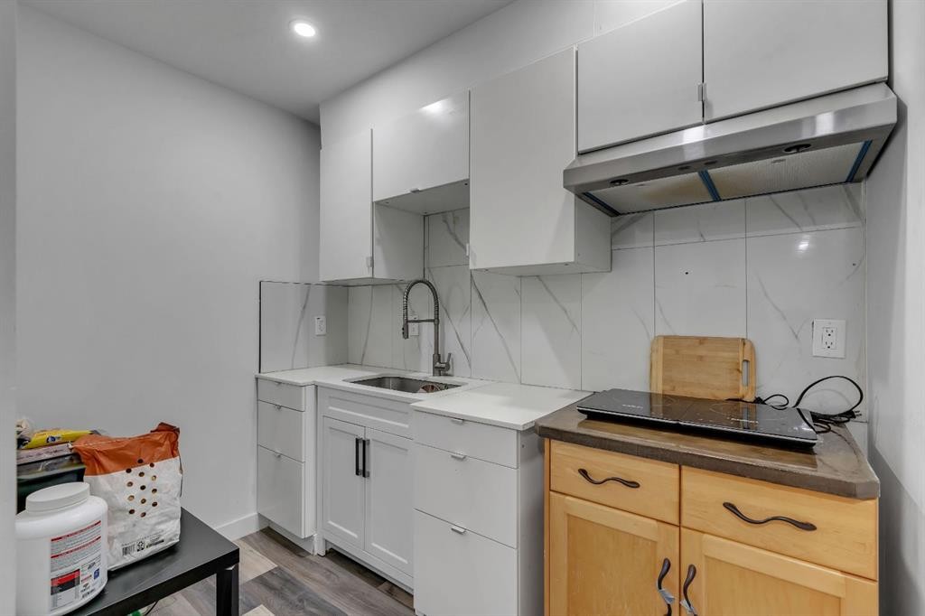 4 Southwinds Gate Sw, Airdrie, AB - Indoor Photo Showing Kitchen