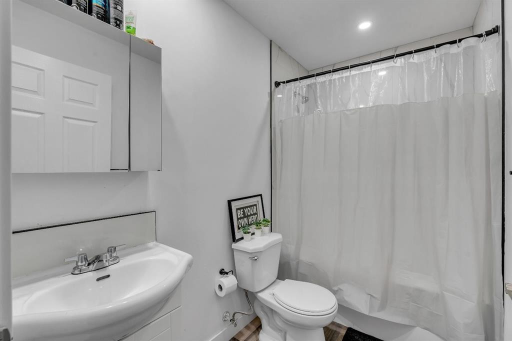 4 Southwinds Gate Sw, Airdrie, AB - Indoor Photo Showing Bathroom