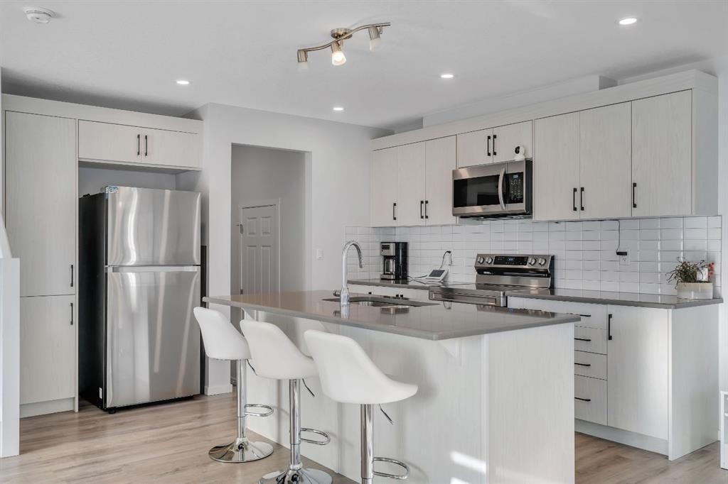 4 Southwinds Gate Sw, Airdrie, AB - Indoor Photo Showing Kitchen With Stainless Steel Kitchen With Upgraded Kitchen