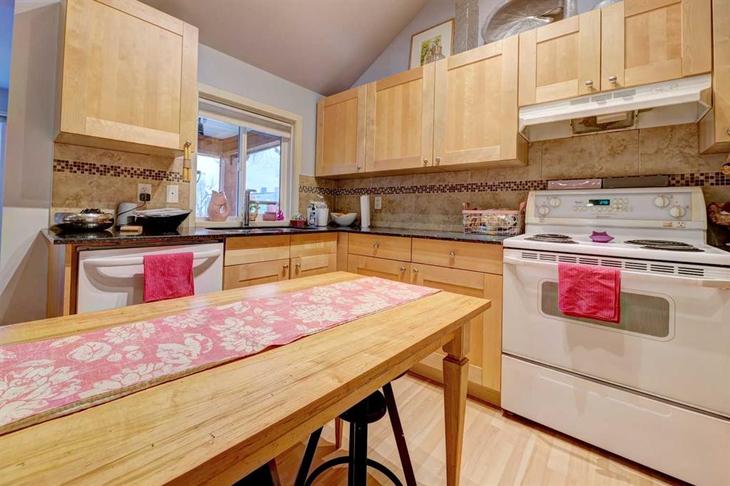 2526 16 Street Se, Calgary, AB - Indoor Photo Showing Kitchen