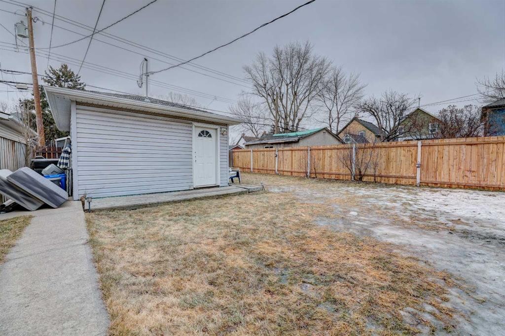 2526 16 Street Se, Calgary, AB - Outdoor