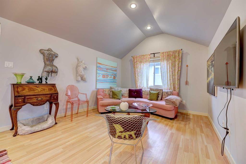 2526 16 Street Se, Calgary, AB - Indoor Photo Showing Living Room