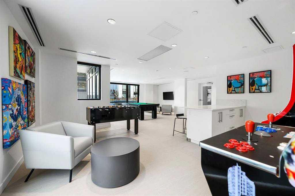 306-8375 Broadcast Avenue, Calgary, AB - Indoor Photo Showing Other Room