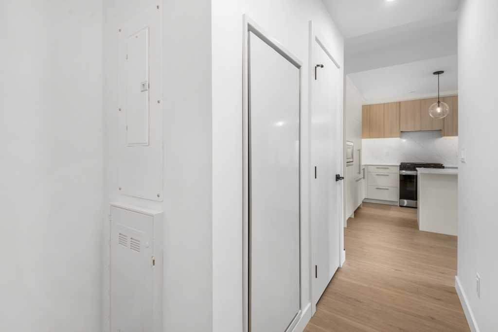 306-8375 Broadcast Avenue, Calgary, AB - Indoor