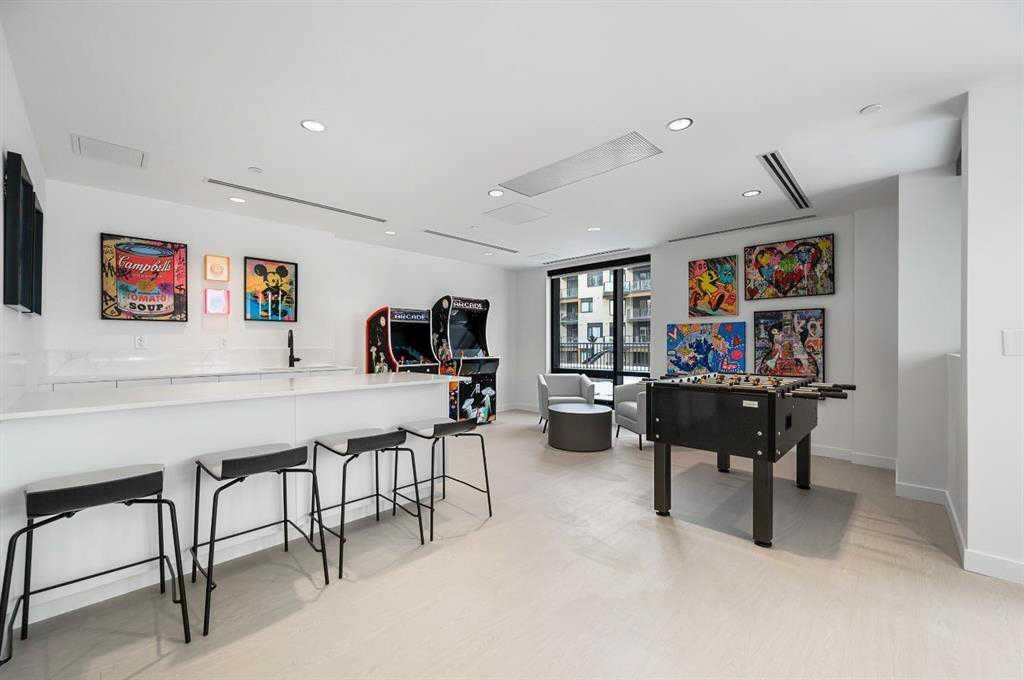 409-8375 Broadcast Avenue, Calgary, AB - Indoor Photo Showing Other Room