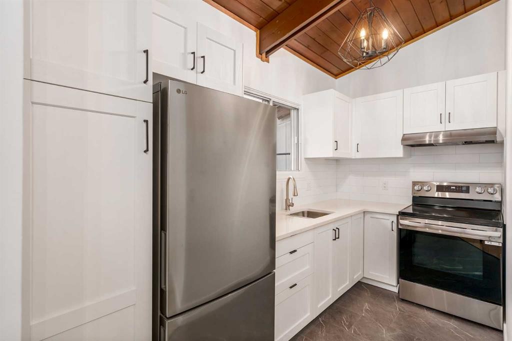 15 A Arlington Bay Se, Calgary, AB - Indoor Photo Showing Kitchen