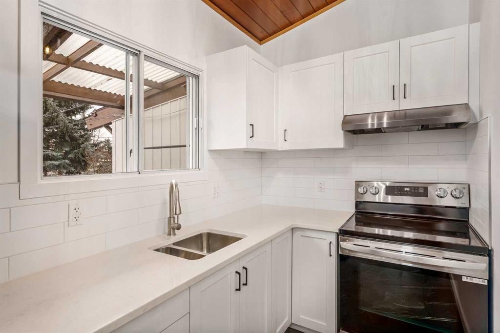 15 A Arlington Bay Se, Calgary, AB - Indoor Photo Showing Kitchen With Double Sink