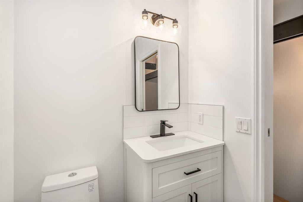 15 A Arlington Bay Se, Calgary, AB - Indoor Photo Showing Bathroom