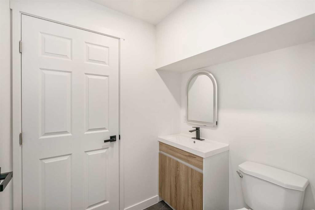 15 A Arlington Bay Se, Calgary, AB - Indoor Photo Showing Bathroom