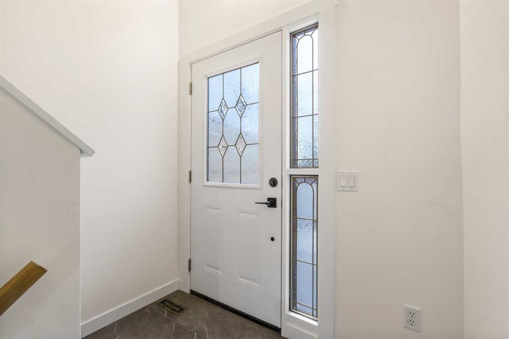 15 A Arlington Bay Se, Calgary, AB - Indoor Photo Showing Other Room