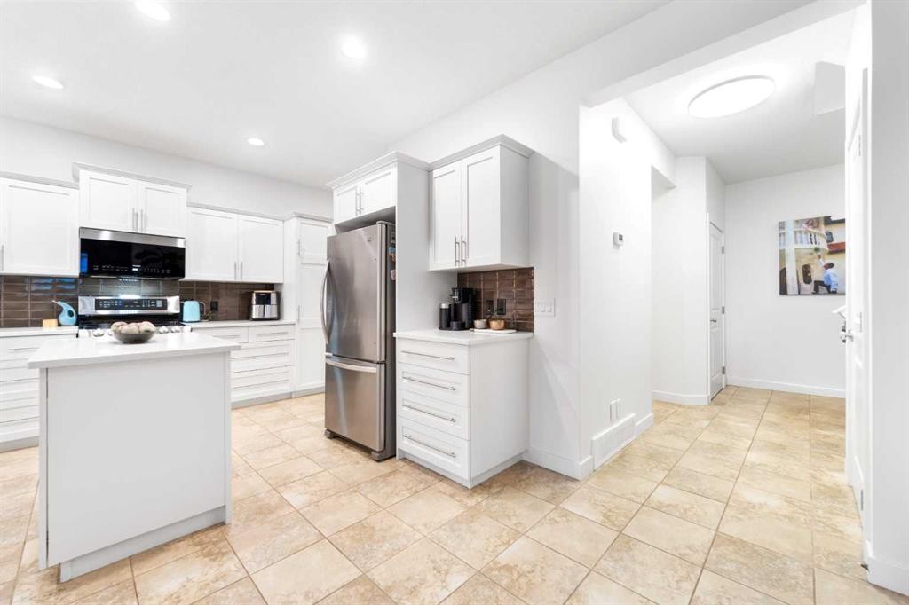 46 Autumn Circle Se, Calgary, AB - Indoor Photo Showing Kitchen