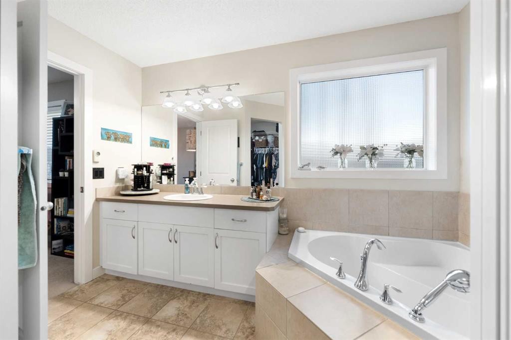 46 Autumn Circle Se, Calgary, AB - Indoor Photo Showing Bathroom