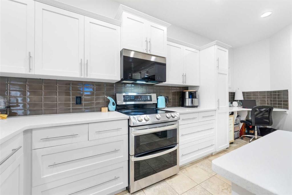 46 Autumn Circle Se, Calgary, AB - Indoor Photo Showing Kitchen