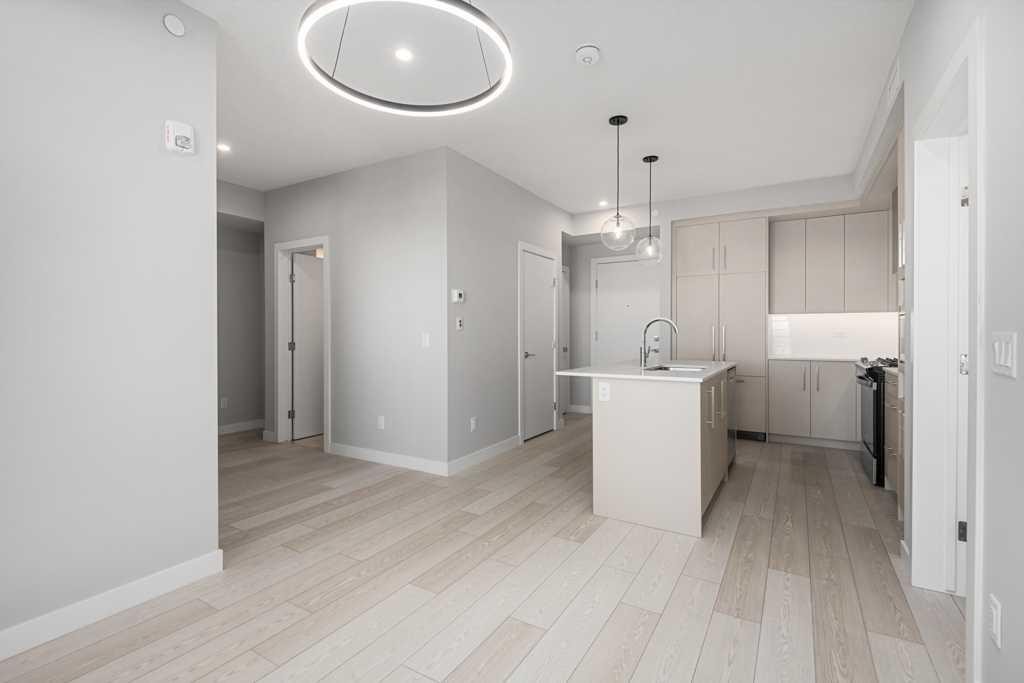 612-8230 Broadcast Avenue, Calgary, AB - Indoor Photo Showing Kitchen