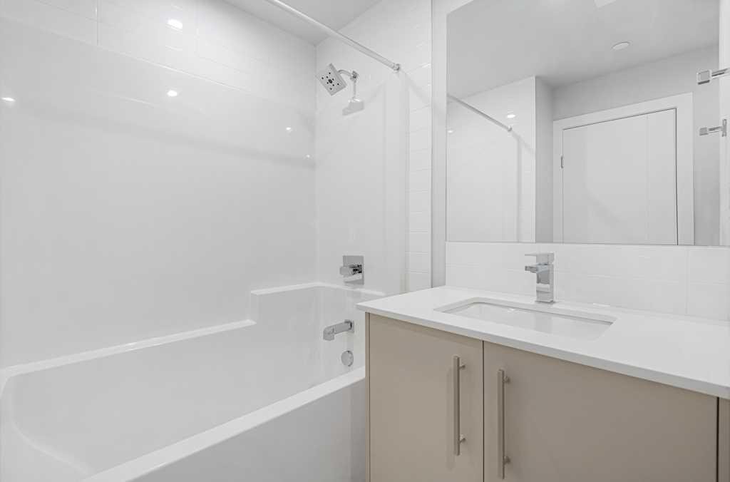 612-8230 Broadcast Avenue, Calgary, AB - Indoor Photo Showing Bathroom