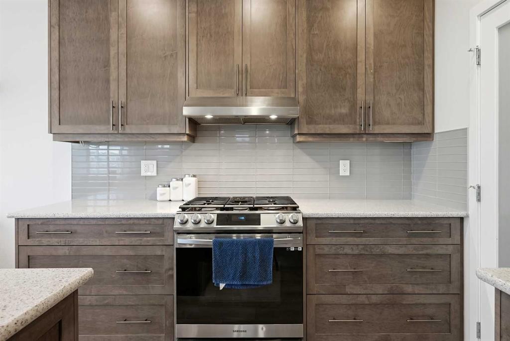 717 Windrow Manor Sw, Airdrie, AB - Indoor Photo Showing Kitchen With Upgraded Kitchen