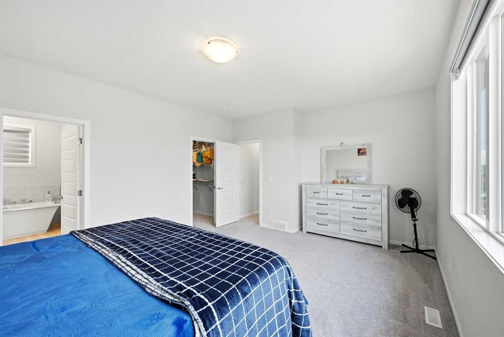 717 Windrow Manor Sw, Airdrie, AB - Indoor Photo Showing Bedroom