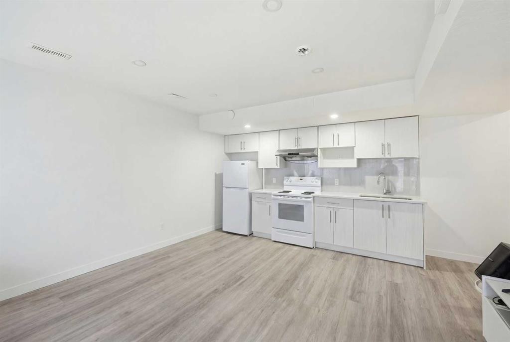 717 Windrow Manor Sw, Airdrie, AB - Indoor Photo Showing Kitchen