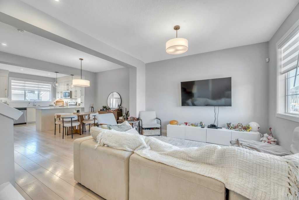 121 Dawson Circle, Chestermere, AB - Indoor Photo Showing Living Room