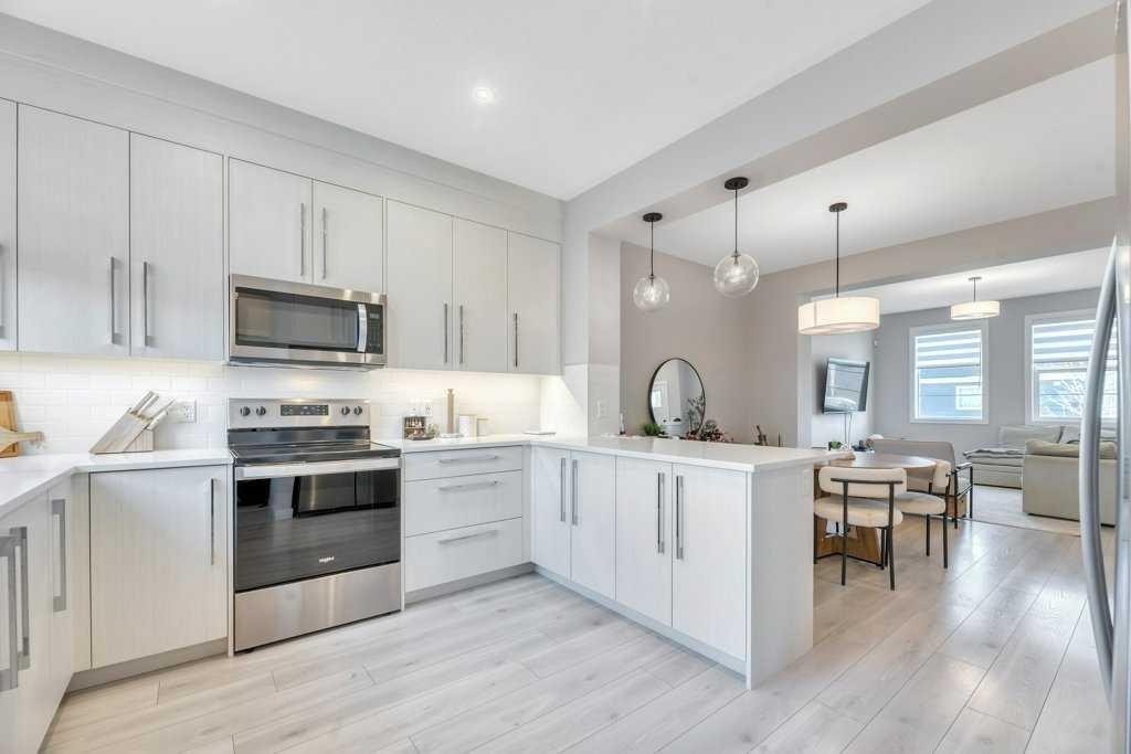 121 Dawson Circle, Chestermere, AB - Indoor Photo Showing Kitchen With Upgraded Kitchen