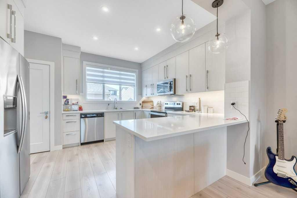 121 Dawson Circle, Chestermere, AB - Indoor Photo Showing Kitchen With Upgraded Kitchen