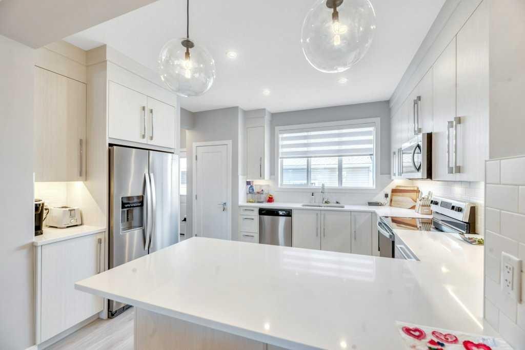 121 Dawson Circle, Chestermere, AB - Indoor Photo Showing Kitchen With Upgraded Kitchen