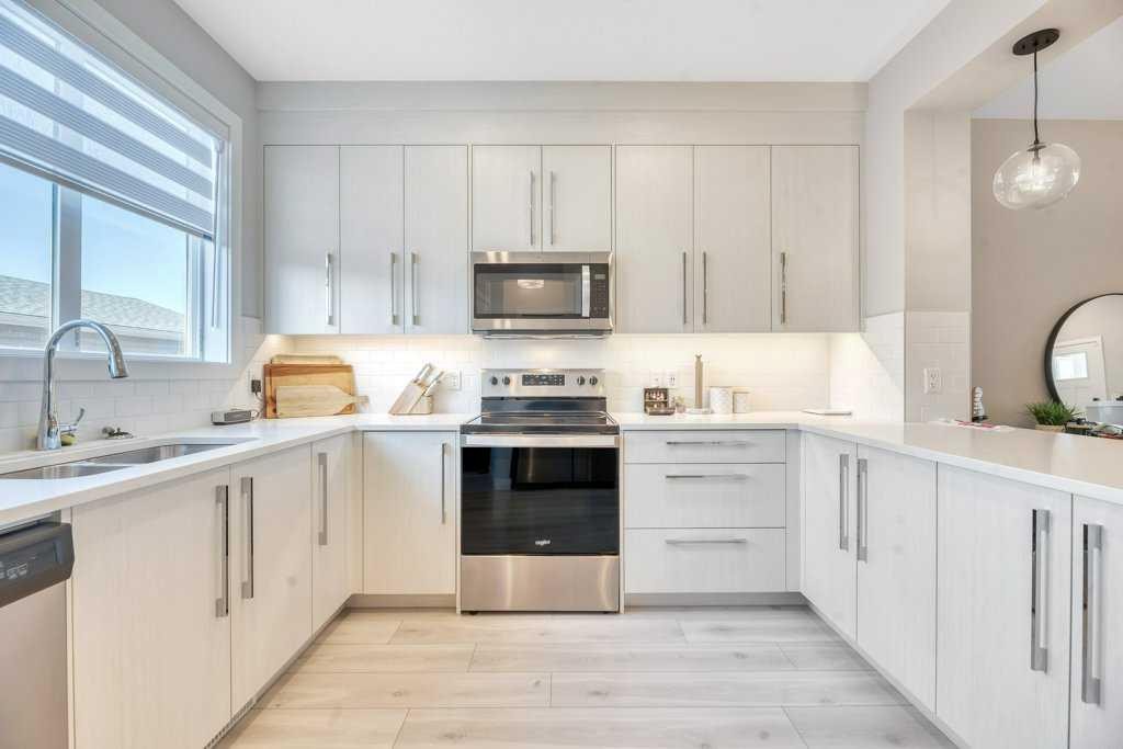 121 Dawson Circle, Chestermere, AB - Indoor Photo Showing Kitchen With Double Sink With Upgraded Kitchen