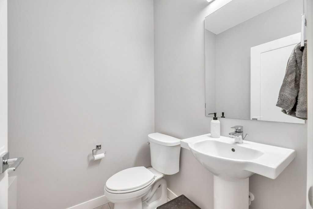 121 Dawson Circle, Chestermere, AB - Indoor Photo Showing Bathroom