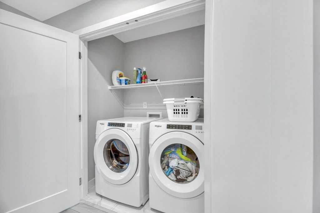 121 Dawson Circle, Chestermere, AB - Indoor Photo Showing Laundry Room