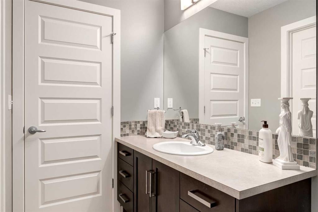 643 Evanston Drive Nw, Calgary, AB - Indoor Photo Showing Bathroom