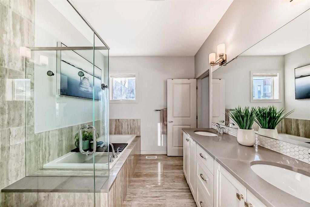 743 Shawnee Drive Sw, Calgary, AB - Indoor Photo Showing Bathroom